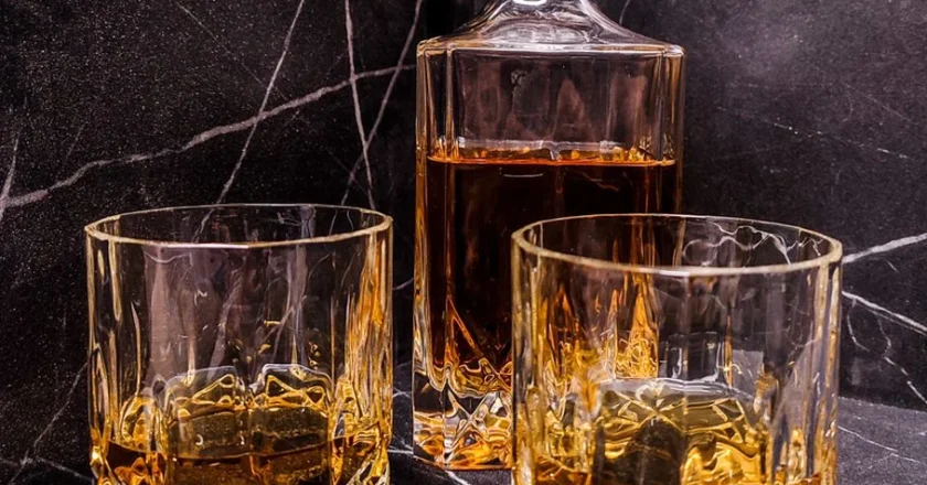 Niewidzialny składnik Twojego trunku: Jak kształt kieliszka zmienia smak i aromat?
