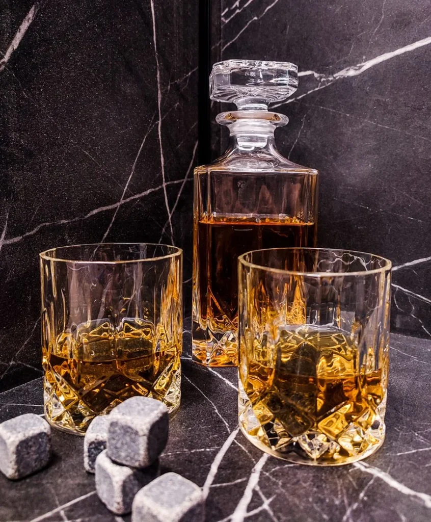 Niewidzialny składnik Twojego trunku: Jak kształt kieliszka zmienia smak i aromat?